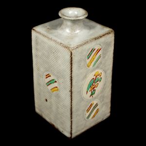 象篏赤絵方壺